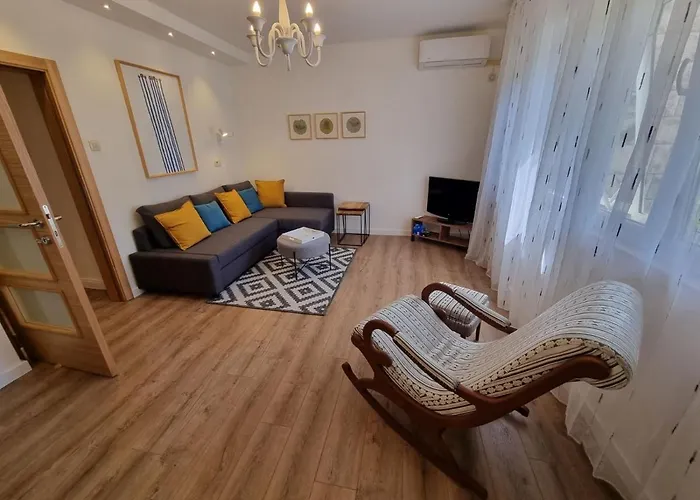 Golden Fields Apartment Near The Old Town
